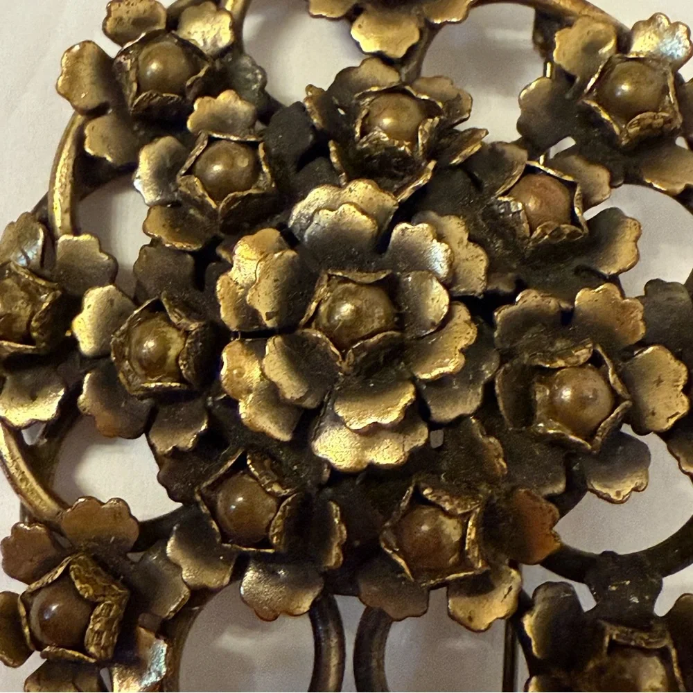 VINTAGE ARTISAN SIGNED BXX BROOCH BRASS FLORAL 3D LARGE OVAL